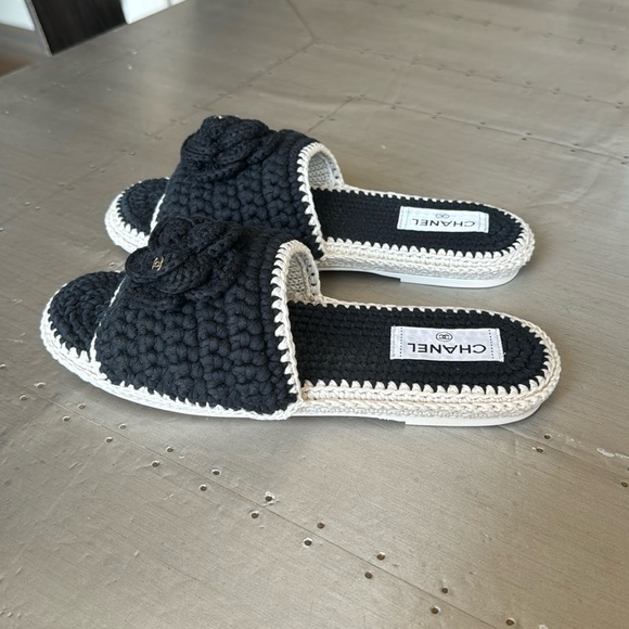 Chanel Black 23C ivory knit camellia flower slides flats sandals sz 39 with box - Picture 4 of 10